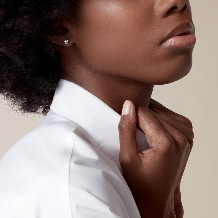 أقراط من مجموعة "كارتييه دامور"، موديل الحجم المتوسّط ذهب أبيض ، ماس